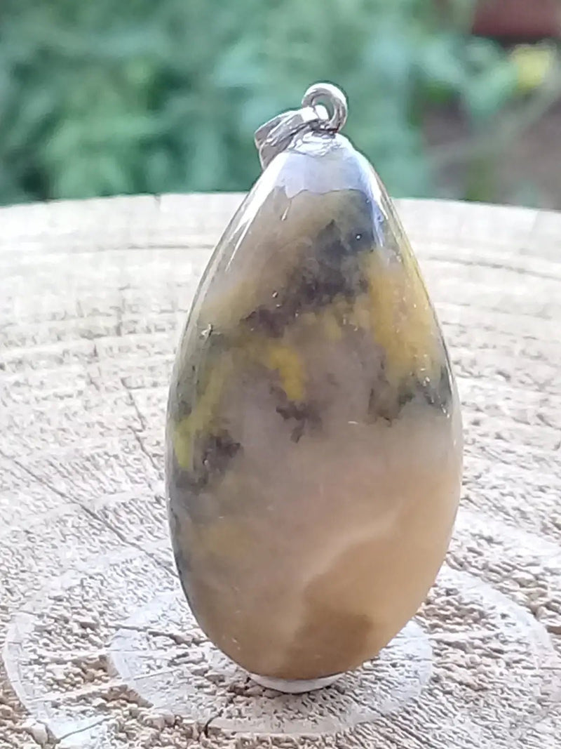 Load image into Gallery viewer, Jaspe Bourdon ou Jaspe Bumble-Bee pendentif Grade A+++ Rare Fourni avec cordon Jaspe Bourdon ou Jaspe Bumble-Bee pendentif
