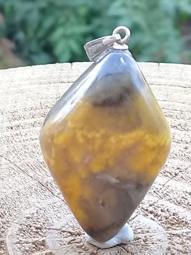 Load image into Gallery viewer, Jaspe Bourdon ou Jaspe Bumble-Bee pendentif Grade A+++ Rare Fourni avec cordon Jaspe Bourdon ou Jaspe Bumble-Bee pendentif
