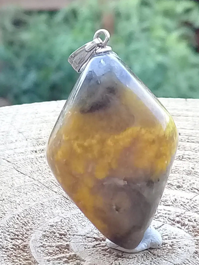Load image into Gallery viewer, Jaspe Bourdon ou Jaspe Bumble-Bee pendentif Grade A+++ Rare Fourni avec cordon Jaspe Bourdon ou Jaspe Bumble-Bee pendentif
