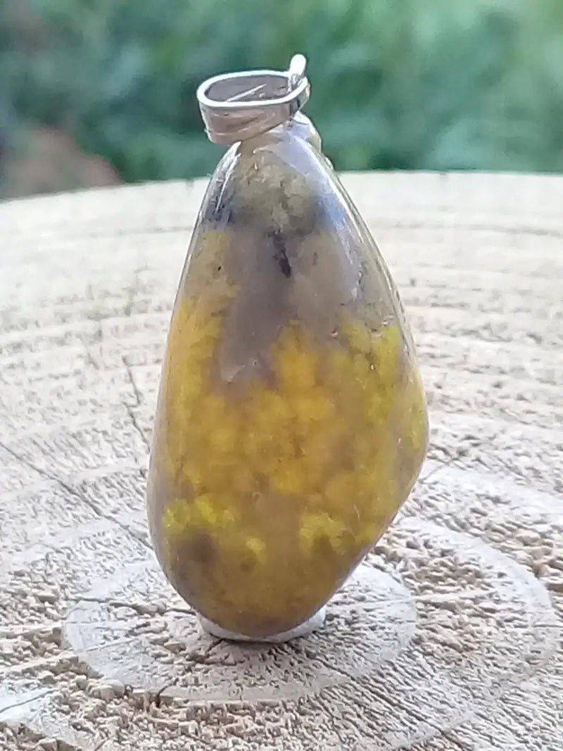 Load image into Gallery viewer, Jaspe Bourdon ou Jaspe Bumble-Bee pendentif Grade A+++ Rare Fourni avec cordon Jaspe Bourdon ou Jaspe Bumble-Bee pendentif
