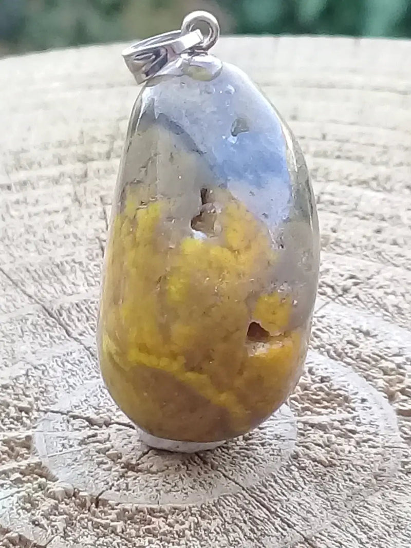 Load image into Gallery viewer, Jaspe Bourdon ou Jaspe Bumble-Bee pendentif Grade A+++ Rare Fourni avec cordon Jaspe Bourdon ou Jaspe Bumble-Bee pendentif
