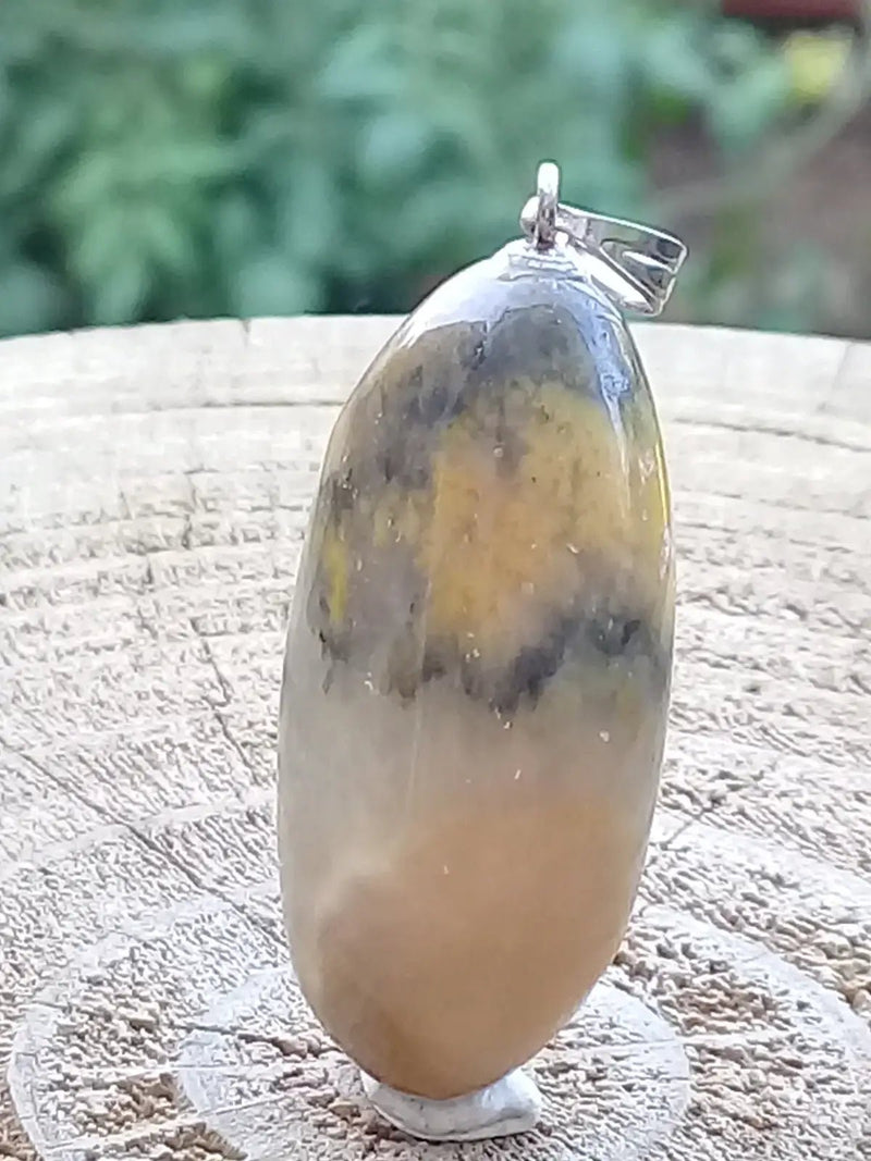 Load image into Gallery viewer, Jaspe Bourdon ou Jaspe Bumble-Bee pendentif Grade A+++ Rare Fourni avec cordon Jaspe Bourdon ou Jaspe Bumble-Bee pendentif
