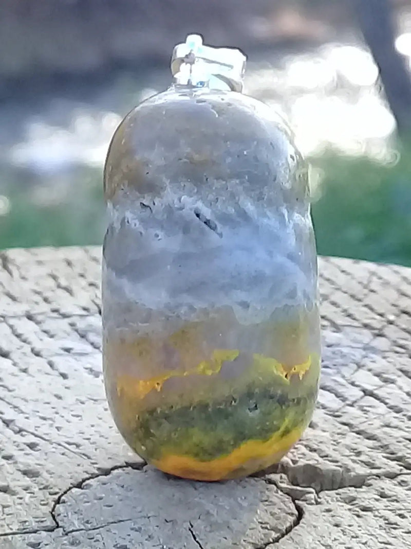 Load image into Gallery viewer, Jaspe Bourdon ou Jaspe Bumble-Bee pendentif Grade A+++ Rare Fourni avec cordon Jaspe Bourdon ou Jaspe Bumble-Bee pendentif
