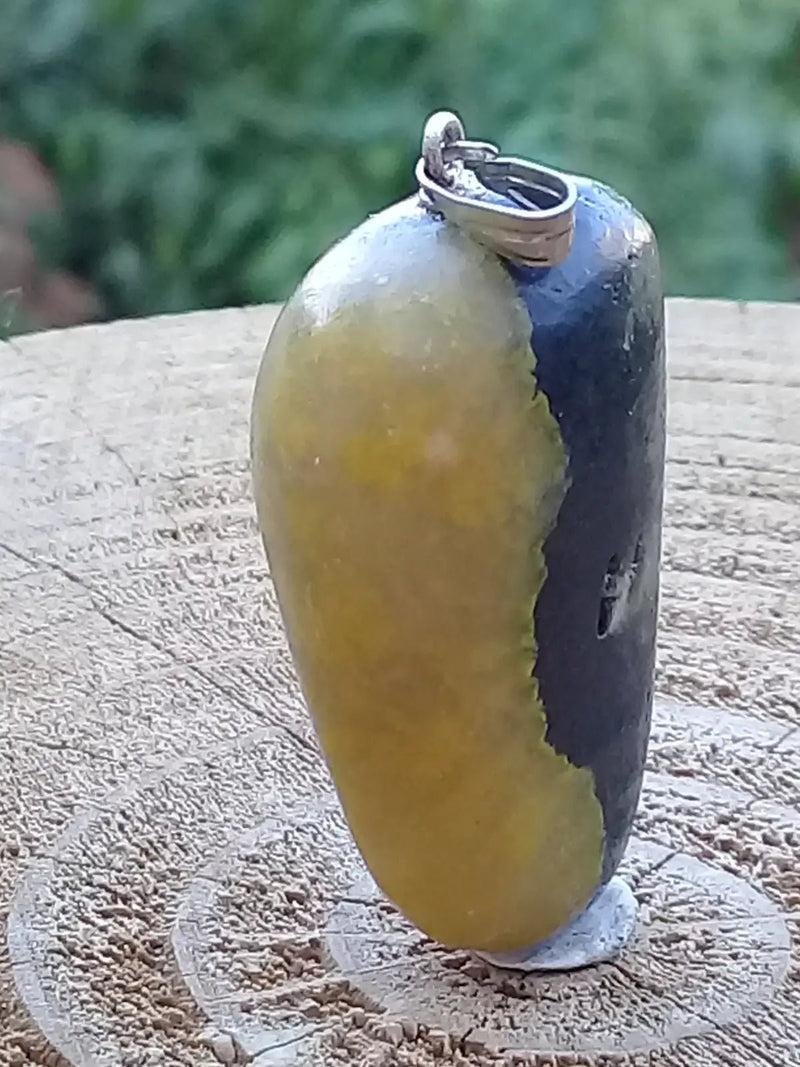 Load image into Gallery viewer, Jaspe Bourdon ou Jaspe Bumble-Bee pendentif Grade A+++ Rare Fourni avec cordon Jaspe Bourdon ou Jaspe Bumble-Bee pendentif
