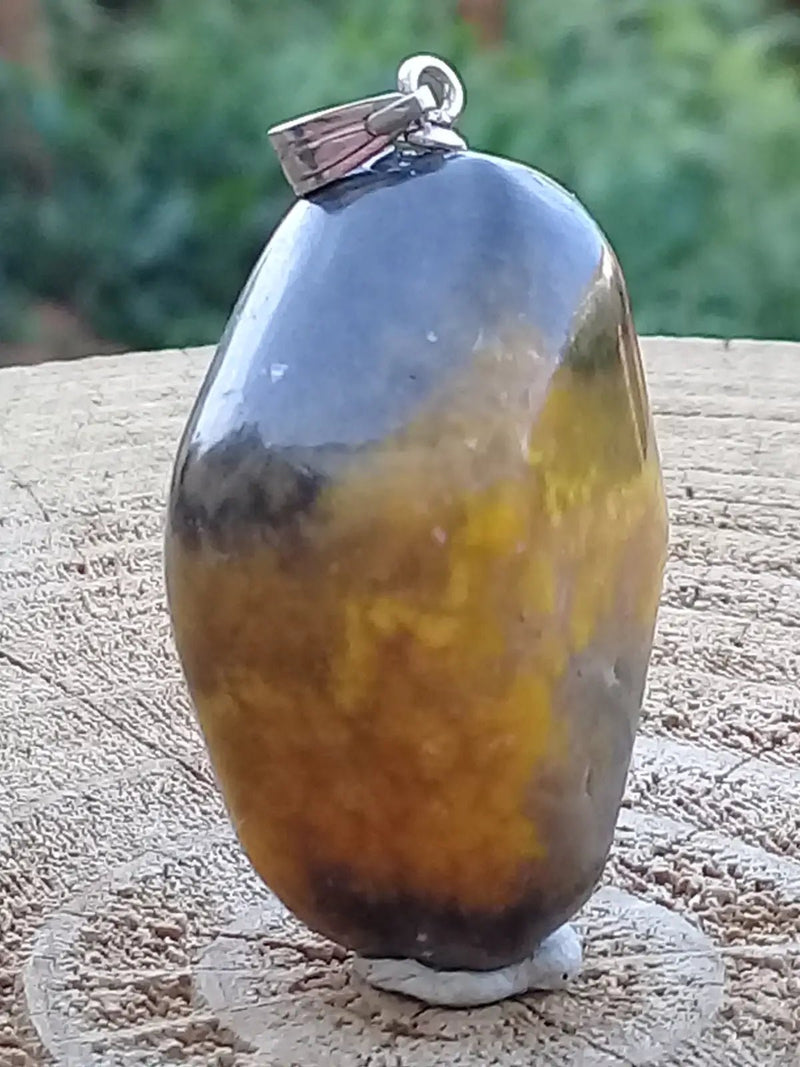 Load image into Gallery viewer, Jaspe Bourdon ou Jaspe Bumble-Bee pendentif Grade A+++ Rare Fourni avec cordon Jaspe Bourdon ou Jaspe Bumble-Bee pendentif
