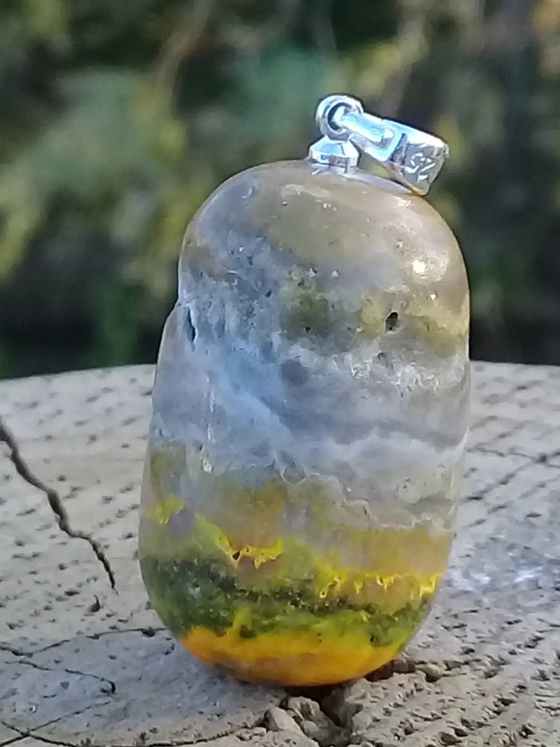 Load image into Gallery viewer, Jaspe Bourdon ou Jaspe Bumble-Bee pendentif Grade A+++ Rare Fourni avec cordon Jaspe Bourdon ou Jaspe Bumble-Bee pendentif
