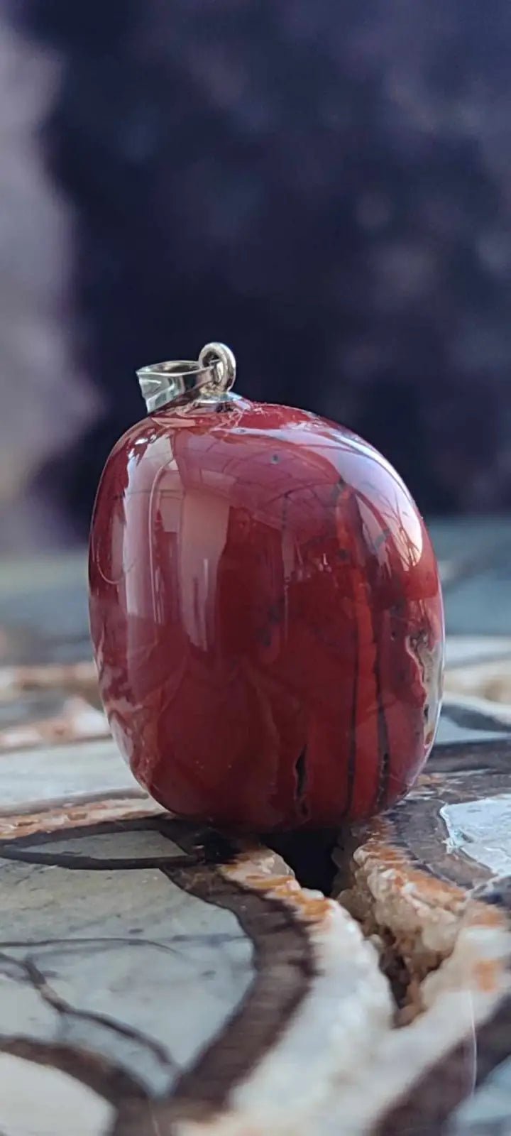 Load image into Gallery viewer, Jaspe rouge du Brésil pendentif Grade A++++ (fourni avec cordon) Jaspe rouge du Brésil pierre roulée
