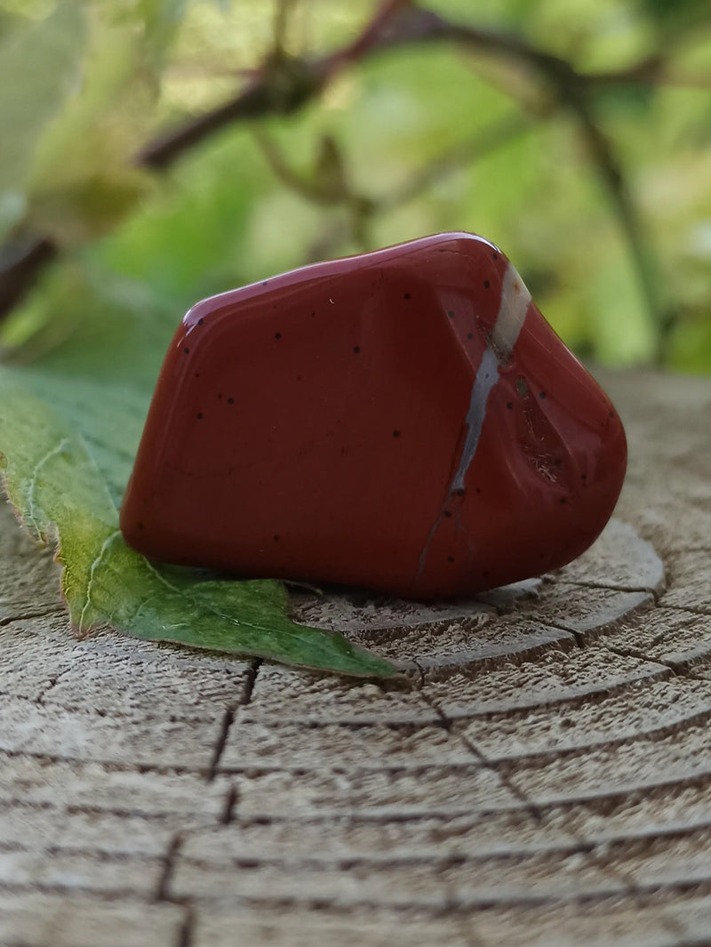 Загрузить изображение в просмотрщик галереи, Jaspe rouge du Brésil pierre roulée Grade A++++ Jaspe rouge du Brésil pierre roulée Dans la besace du p&#39;tit Poucet   
