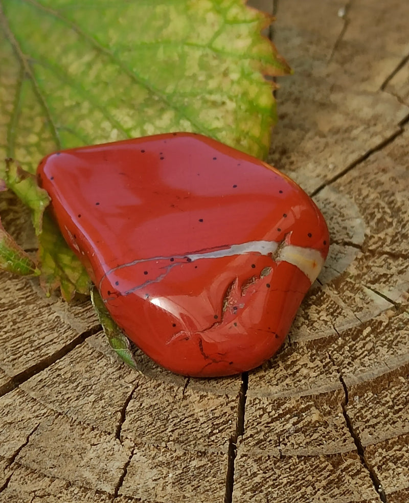 Chargez l&#39;image dans la visionneuse de la galerie, Jaspe rouge du Brésil pierre roulée Grade A++++ Jaspe rouge du Brésil pierre roulée Dans la besace du p&#39;tit Poucet   
