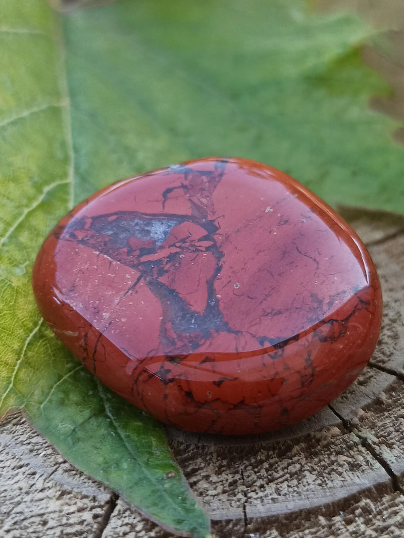Cargue la imagen en el visor de la galería, Jaspe rouge du Brésil pierre roulée Grade A++++j Jaspe rouge du Brésil pierre roulée Dans la besace du p&#39;tit Poucet   
