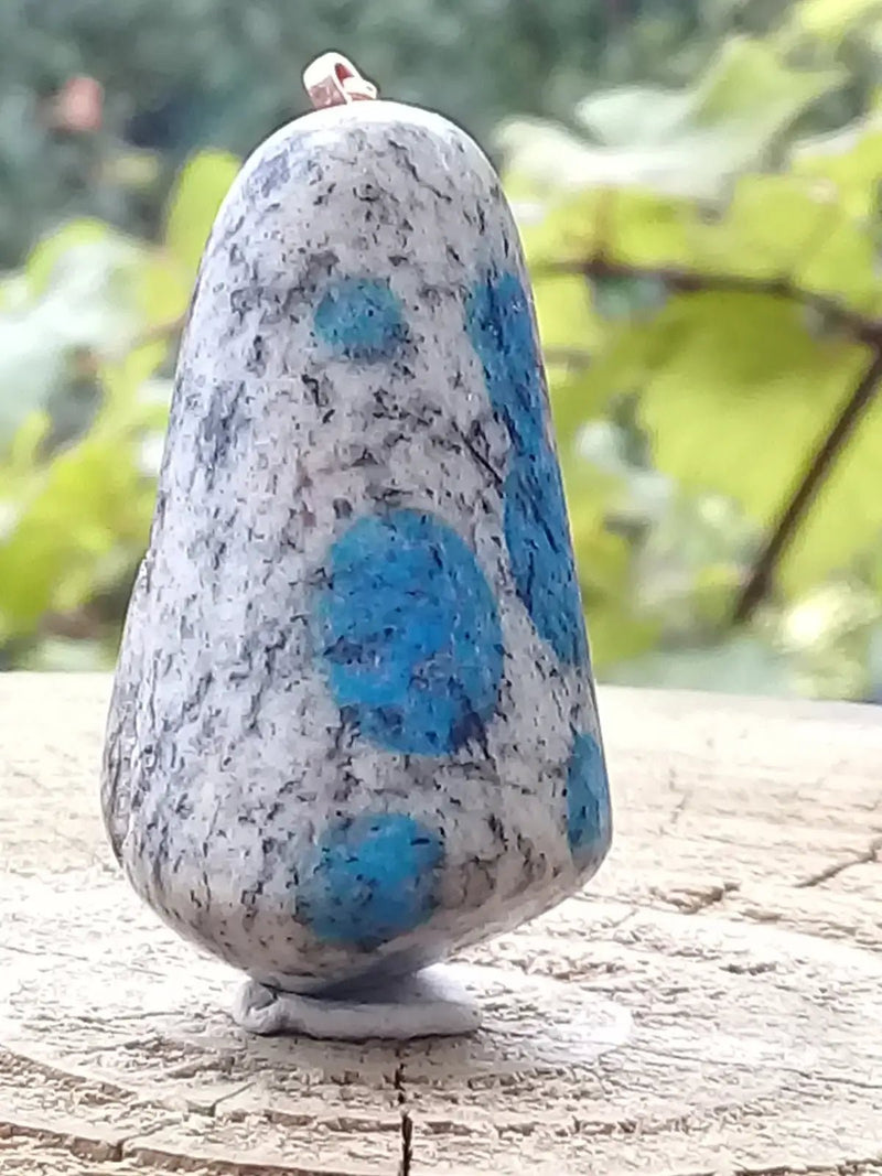 Load image into Gallery viewer, K-2 ’Ketonite’ (Azurite/ Malachite/ Granit/ Biotite) pendentif Grade A++++ Très rare Fourni avec cordon K-2 ’Kétonite’ pendentif
