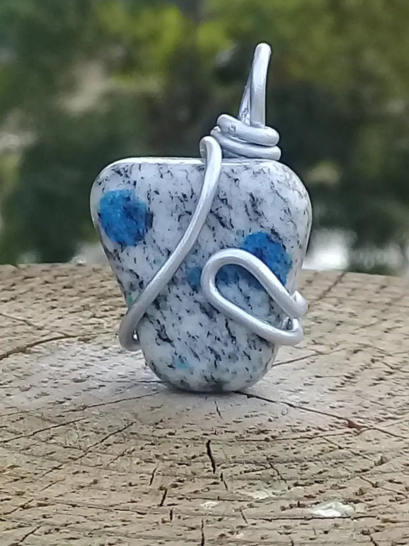 Load image into Gallery viewer, K-2 ’Ketonite’ (Azurite/ Malachite/ Granit/ Biotite) pendentif Grade A++++ Très rare Fourni avec cordon K-2 ’Kétonite’ pendentif
