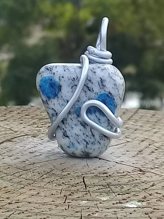 K-2 ’Ketonite’ (Azurite/ Malachite/ Granit/ Biotite) pendentif Grade A++++ Très rare Fourni avec cordon K-2 ’Kétonite’ pendentif