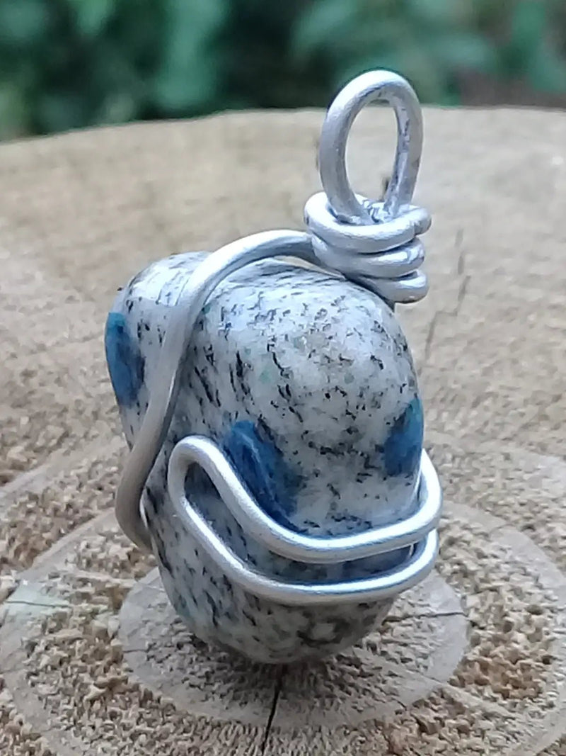 Load image into Gallery viewer, K-2 ’Ketonite’ (Azurite/ Malachite/ Granit/ Biotite) pendentif Grade A++++ Très rare Fourni avec cordon K-2 ’Kétonite’ pendentif
