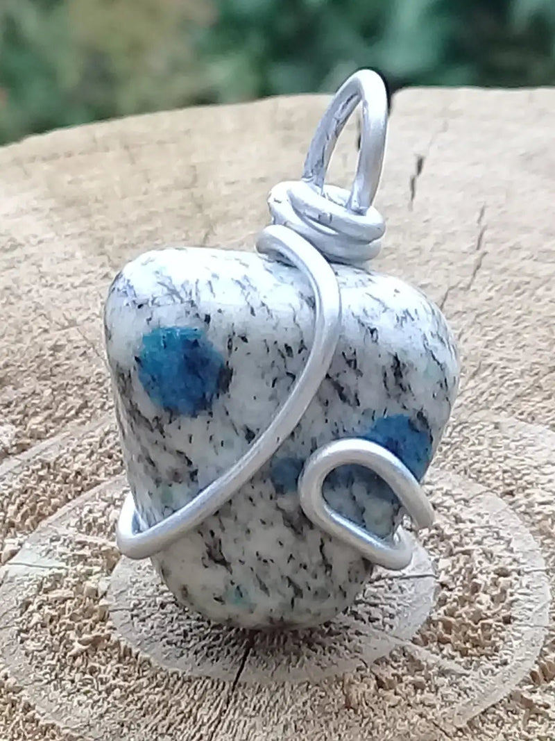 Load image into Gallery viewer, K-2 ’Ketonite’ (Azurite/ Malachite/ Granit/ Biotite) pendentif Grade A++++ Très rare Fourni avec cordon K-2 ’Kétonite’ pendentif
