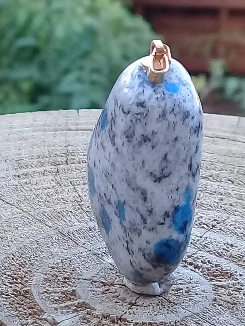 Load image into Gallery viewer, K-2 ’Ketonite’ (Azurite/ Malachite/ Granit/ Biotite) pendentif Grade A++++ Très rare Fourni avec cordon K-2 Kétonite pendentif
