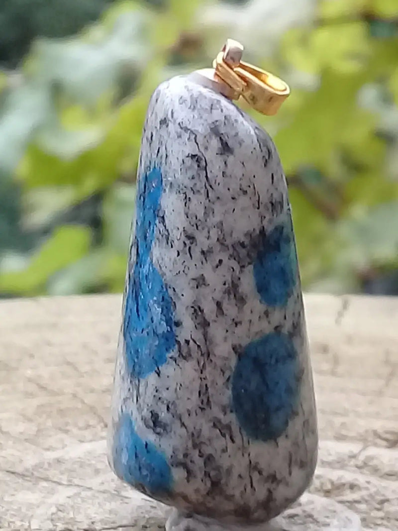 Load image into Gallery viewer, K-2 ’Ketonite’ (Azurite/ Malachite/ Granit/ Biotite) pendentif Grade A++++ Très rare Fourni avec cordon K-2 ’Kétonite’ pendentif
