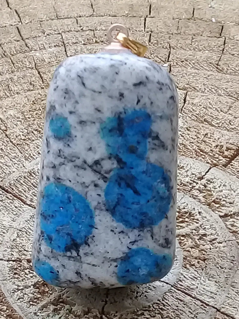 Load image into Gallery viewer, K-2 ’Ketonite’ (Azurite/ Malachite/ Granit/ Biotite) pendentif Grade A++++ Très rare Fourni avec cordon K-2 ’Kétonite’ pendentif
