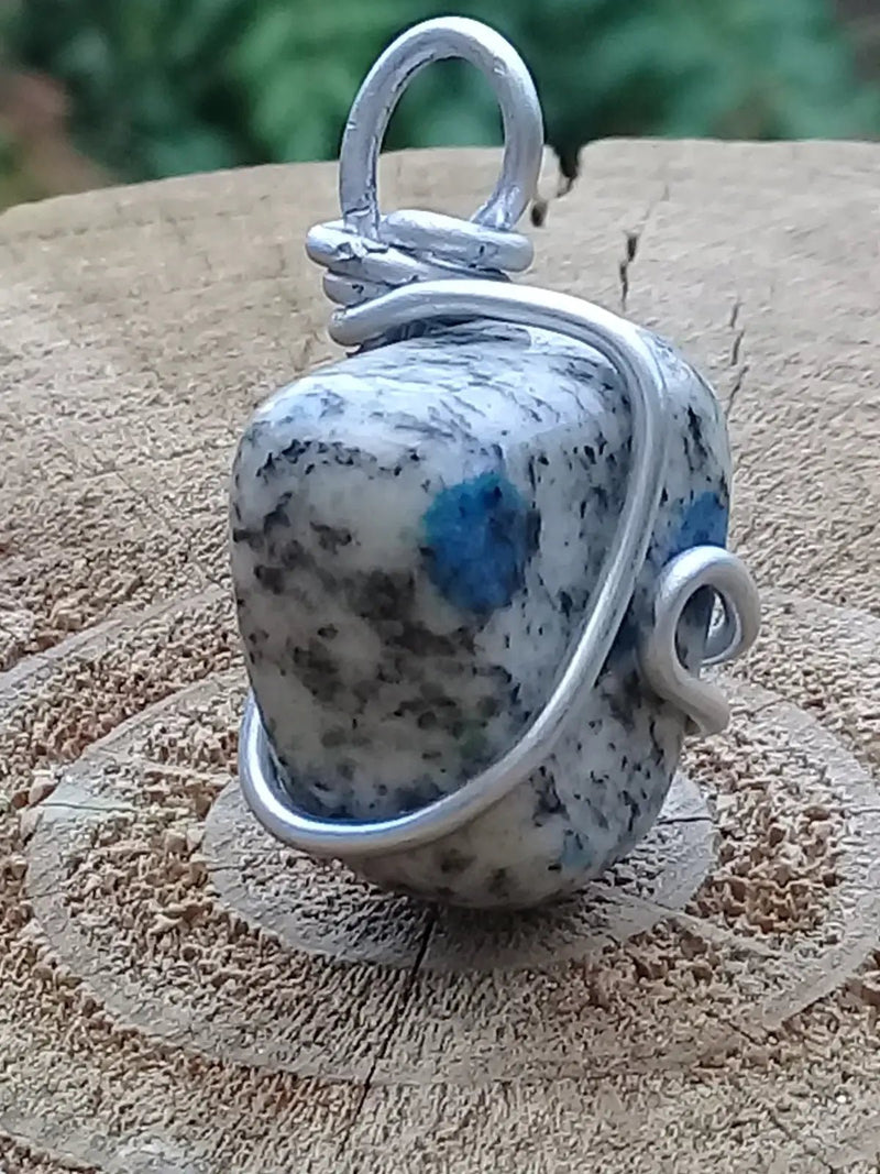 Load image into Gallery viewer, K-2 ’Ketonite’ (Azurite/ Malachite/ Granit/ Biotite) pendentif Grade A++++ Très rare Fourni avec cordon K-2 ’Kétonite’ pendentif
