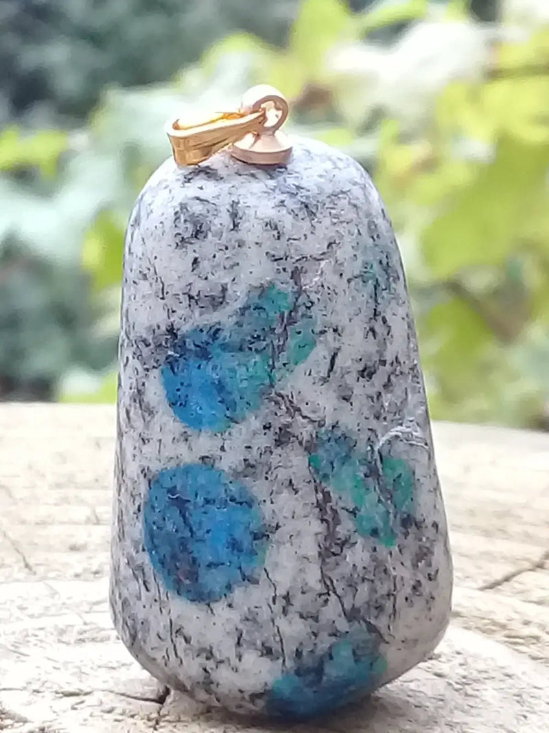 Load image into Gallery viewer, K-2 ’Ketonite’ (Azurite/ Malachite/ Granit/ Biotite) pendentif Grade A++++ Très rare Fourni avec cordon K-2 ’Kétonite’ pendentif
