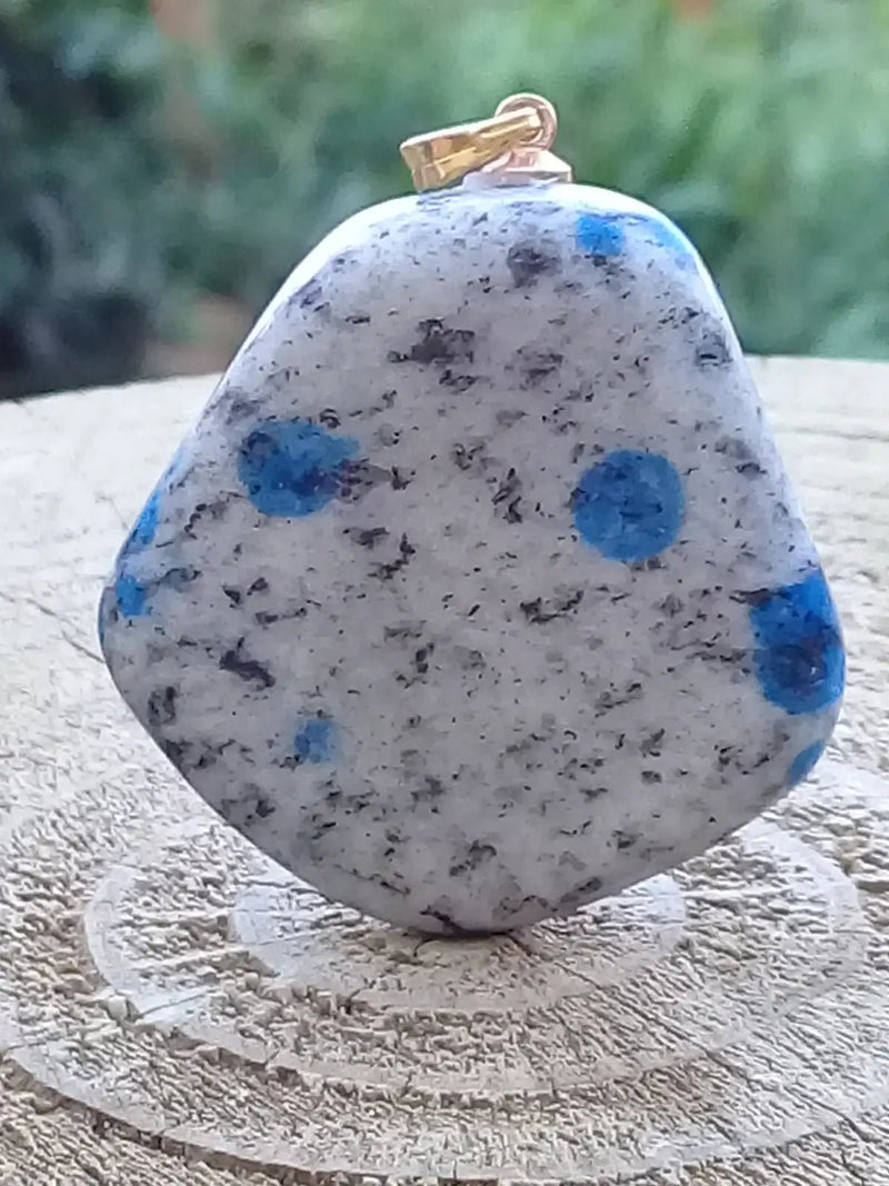 Load image into Gallery viewer, K-2 ’Ketonite’ (Azurite/ Malachite/ Granit/ Biotite) pendentif Grade A++++ Très rare Fourni avec cordon K-2 Kétonite pendentif
