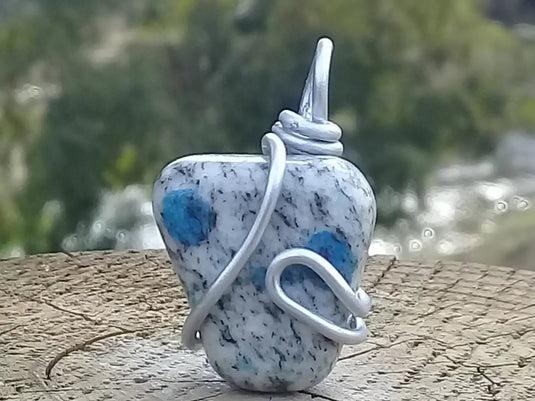 K-2 ’Ketonite’ (Azurite/ Malachite/ Granit/ Biotite) pendentif Grade A++++ Très rare Fourni avec cordon K-2 ’Kétonite’ pendentif