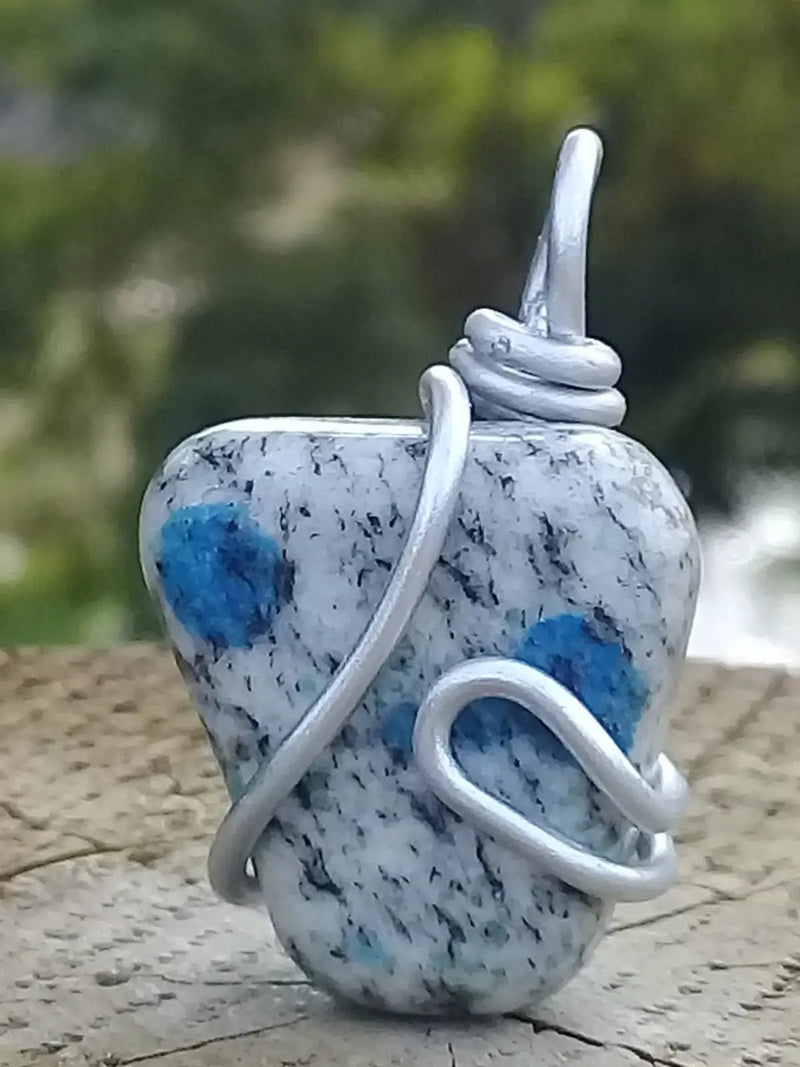 Load image into Gallery viewer, K-2 ’Ketonite’ (Azurite/ Malachite/ Granit/ Biotite) pendentif Grade A++++ Très rare Fourni avec cordon K-2 ’Kétonite’ pendentif
