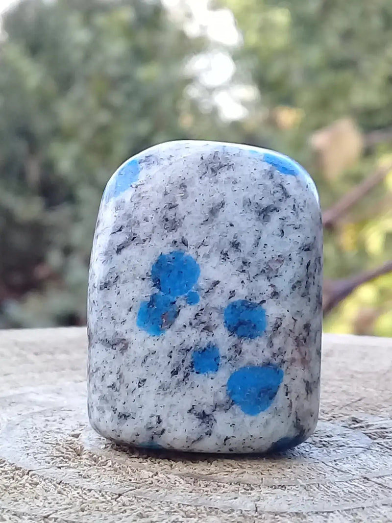 Load image into Gallery viewer, K-2 ’Ketonite’ (Azurite/ Malachite/ Granit/ Biotite) pierre roulée Grade A++++ K-2 ’Kétonite’ pierre roulée
