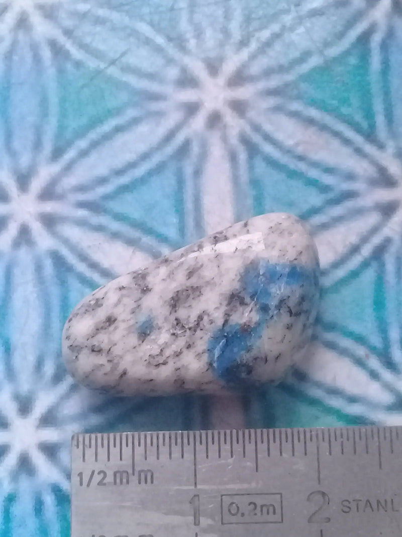 Cargue la imagen en el visor de la galería, K-2 ’Kétonite’ (Azurite/ Malachite/ Granit/ Biotite) pierre roulée Grade A++++ Très rare K-2 &quot;Kétonite&quot; pierre roulée Dans la besace du p&#39;tit Poucet   
