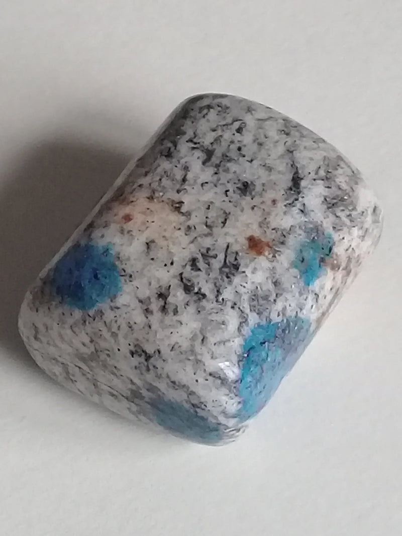 Cargue la imagen en el visor de la galería, K-2 ’Ketonite’ (Azurite/ Malachite/ Granit/ Biotite) pierre roulée Grade A++++ Très rare K-2 Kétonite pierre roulée Dans la besace du p&#39;tit Poucet   
