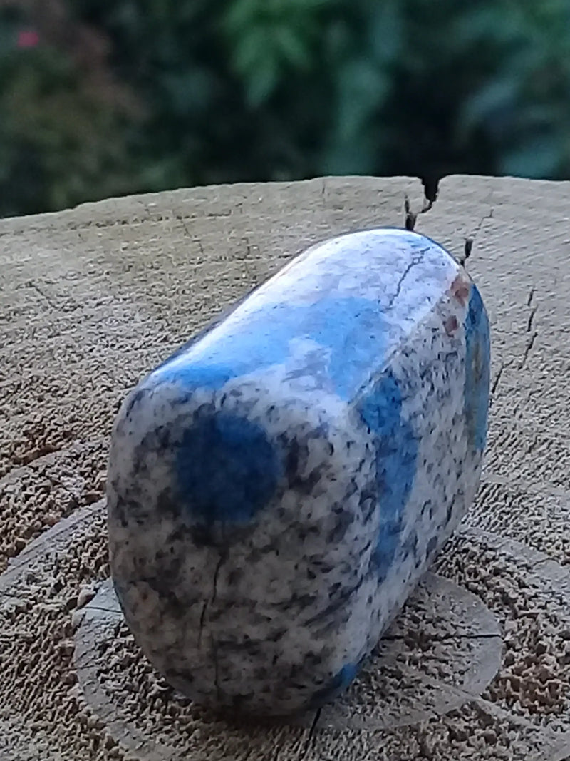 Carica immagine in Galleria Viewer, K-2 ’Ketonite’ (Azurite/ Malachite/ Granit/ Biotite) pierre roulée Grade A++++ Très rare K-2 Kétonite pierre roulée Dans la besace du p&#39;tit Poucet   
