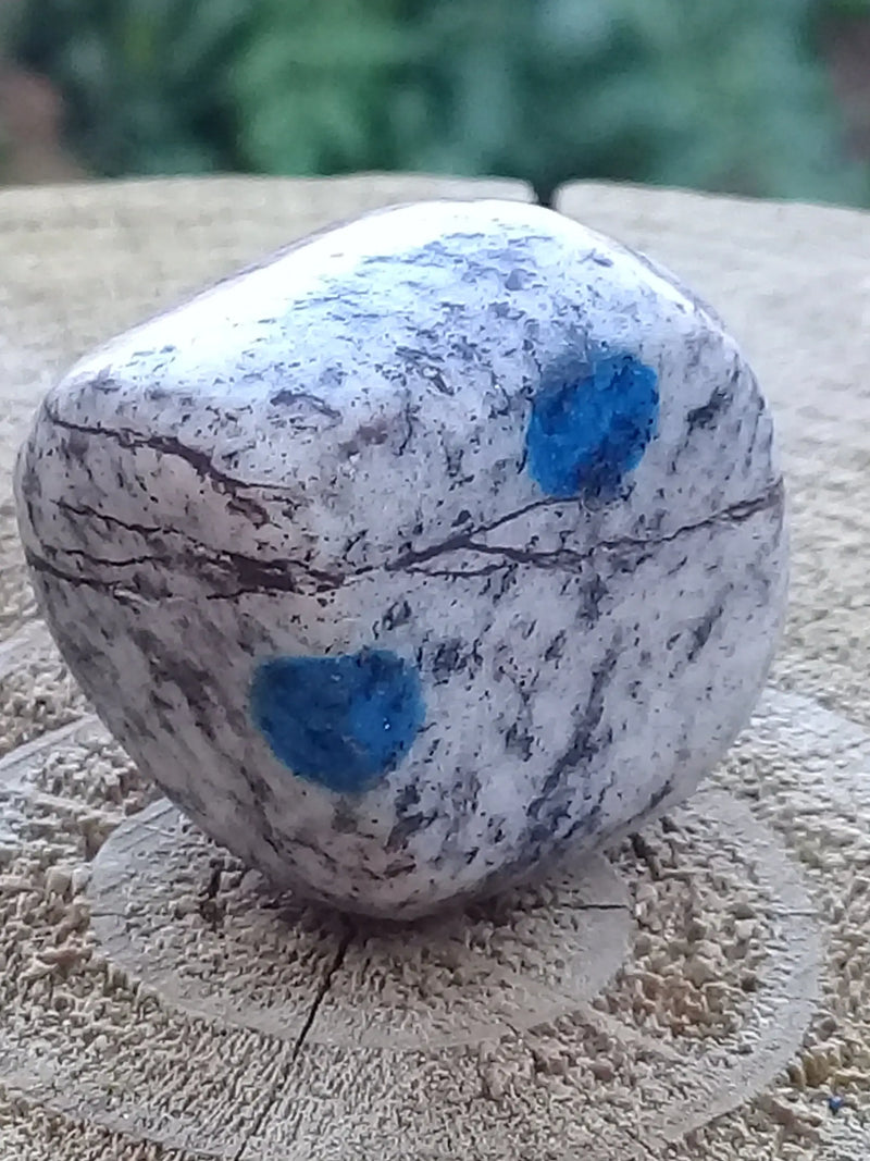 Laden Sie das Bild in Galerie -Viewer, K-2 ’Kétonite’ (Azurite/ Malachite/ Granit/ Biotite) pierre roulée Grade A++++ Très rare K-2 Kétonite pierre roulée Dans la besace du p&#39;tit Poucet   
