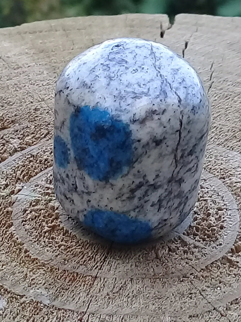 Chargez l&#39;image dans la visionneuse de la galerie, K-2 ’Ketonite’ (Azurite/ Malachite/ Granit/ Biotite) pierre roulée Grade A++++ Très rare K-2 &quot;Kétonite&quot; pierre roulée Dans la besace du p&#39;tit Poucet   
