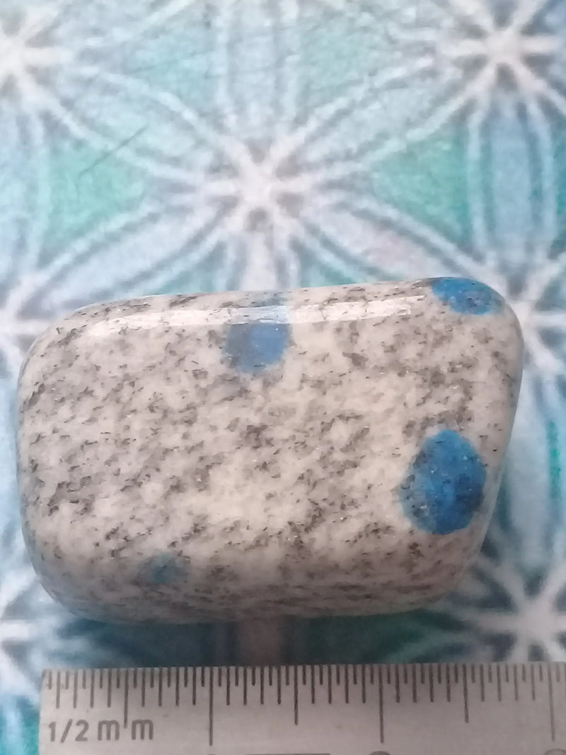 Load image into Gallery viewer, K-2 ’Ketonite’ (Azurite/ Malachite/ Granit/ Biotite) pierre roulée Grade A++++ Très rare K-2 &quot;Kétonite&quot; pierre roulée Dans la besace du p&#39;tit Poucet   
