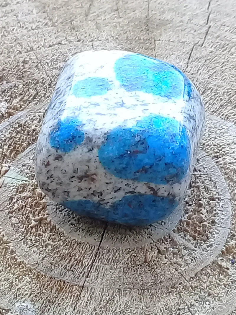 Load image into Gallery viewer, K-2 ’Ketonite’ (Azurite/ Malachite/ Granit/ Biotite) pierre roulée Grade A++++ Très rare K-2 &quot;Kétonite&quot; pierre roulée Dans la besace du p&#39;tit Poucet   
