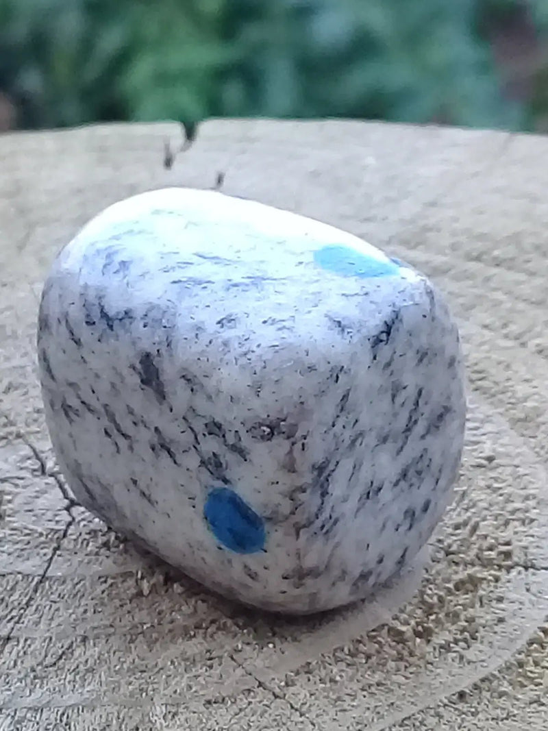 Load image into Gallery viewer, K-2 ’Ketonite’ (Azurite/ Malachite/ Granit/ Biotite) pierre roulée Grade A++++ Très rare K-2 ’Kétonite’ pierre roulée
