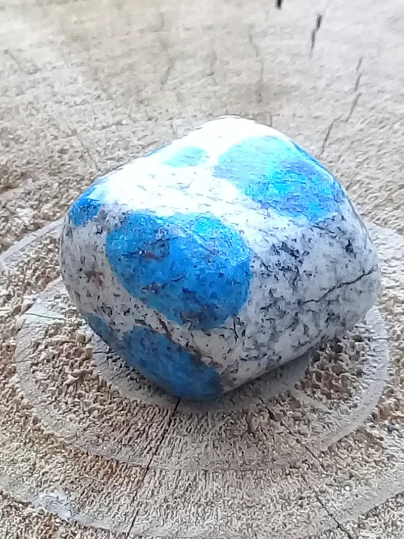 Load image into Gallery viewer, K-2 ’Ketonite’ (Azurite/ Malachite/ Granit/ Biotite) pierre roulée Grade A++++ Très rare K-2 ’Kétonite’ pierre roulée
