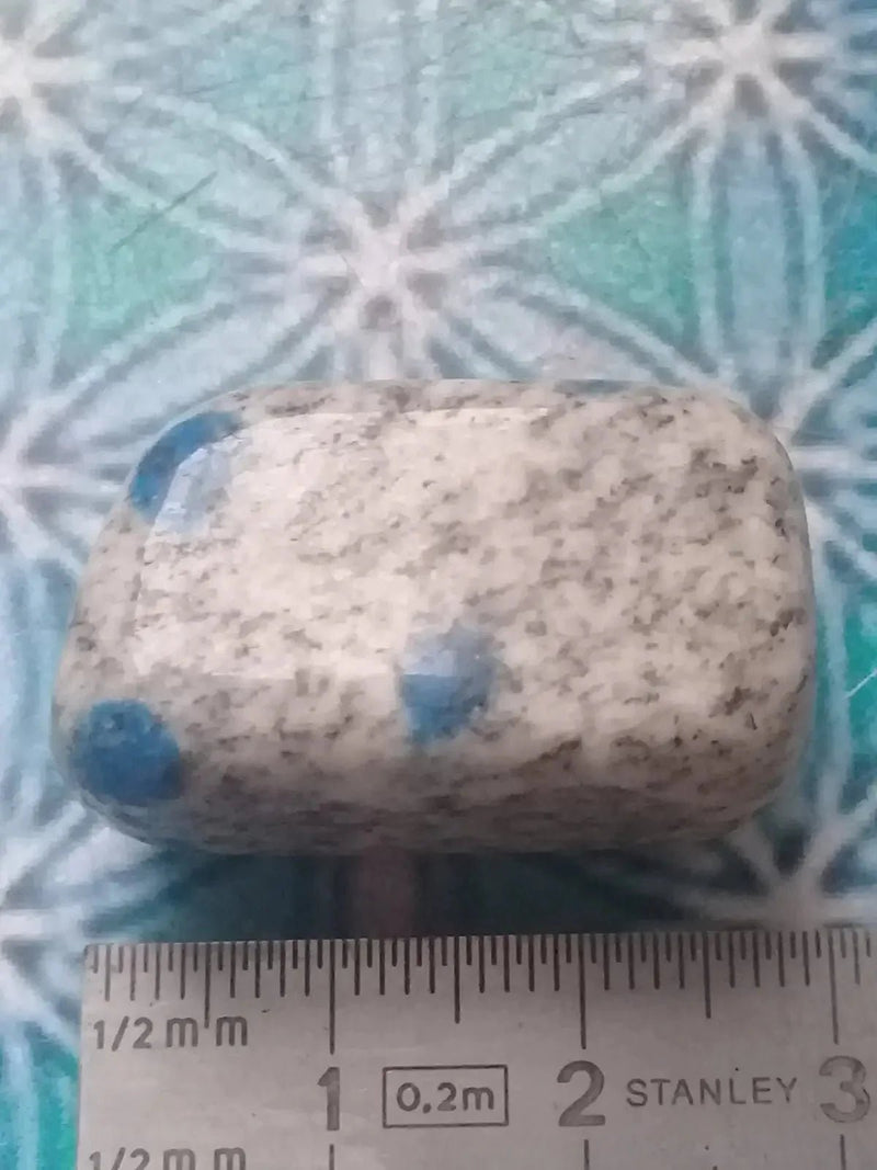 Load image into Gallery viewer, K-2 ’Ketonite’ (Azurite/ Malachite/ Granit/ Biotite) pierre roulée Grade A++++ Très rare K-2 ’Kétonite’ pierre roulée
