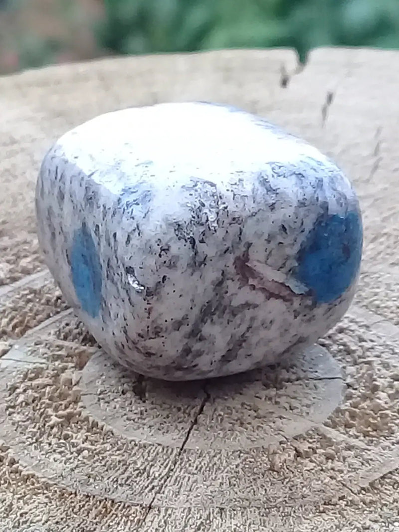 Load image into Gallery viewer, K-2 ’Ketonite’ (Azurite/ Malachite/ Granit/ Biotite) pierre roulée Grade A++++ Très rare K-2 ’Kétonite’ pierre roulée
