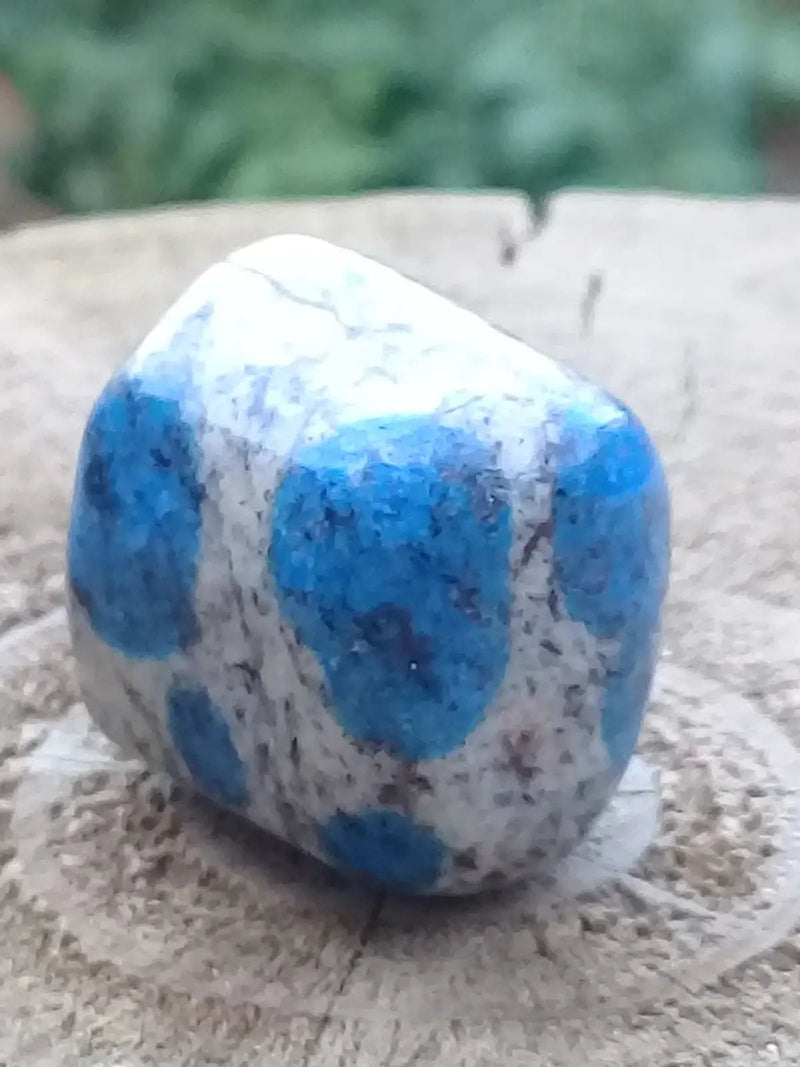 Load image into Gallery viewer, K-2 ’Ketonite’ (Azurite/ Malachite/ Granit/ Biotite) pierre roulée Grade A++++ Très rare K-2 ’Kétonite’ pierre roulée
