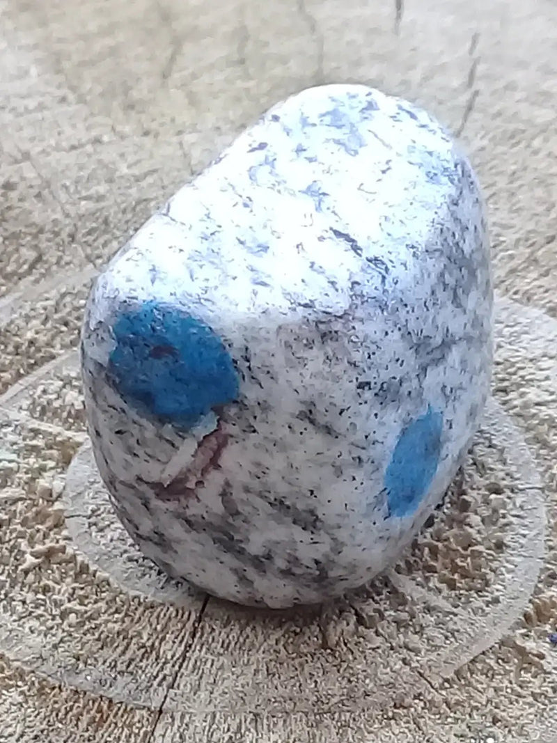 Load image into Gallery viewer, K-2 ’Ketonite’ (Azurite/ Malachite/ Granit/ Biotite) pierre roulée Grade A++++ Très rare K-2 ’Kétonite’ pierre roulée
