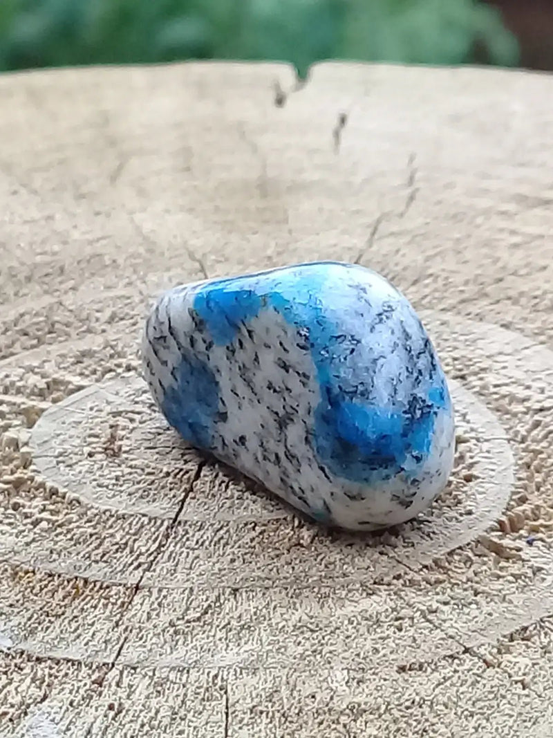 Load image into Gallery viewer, K-2 ’Kétonite’ (Azurite/ Malachite/ Granit/ Biotite) pierre roulée Grade A++++ Très rare K-2 ’Kétonite’ pierre roulée
