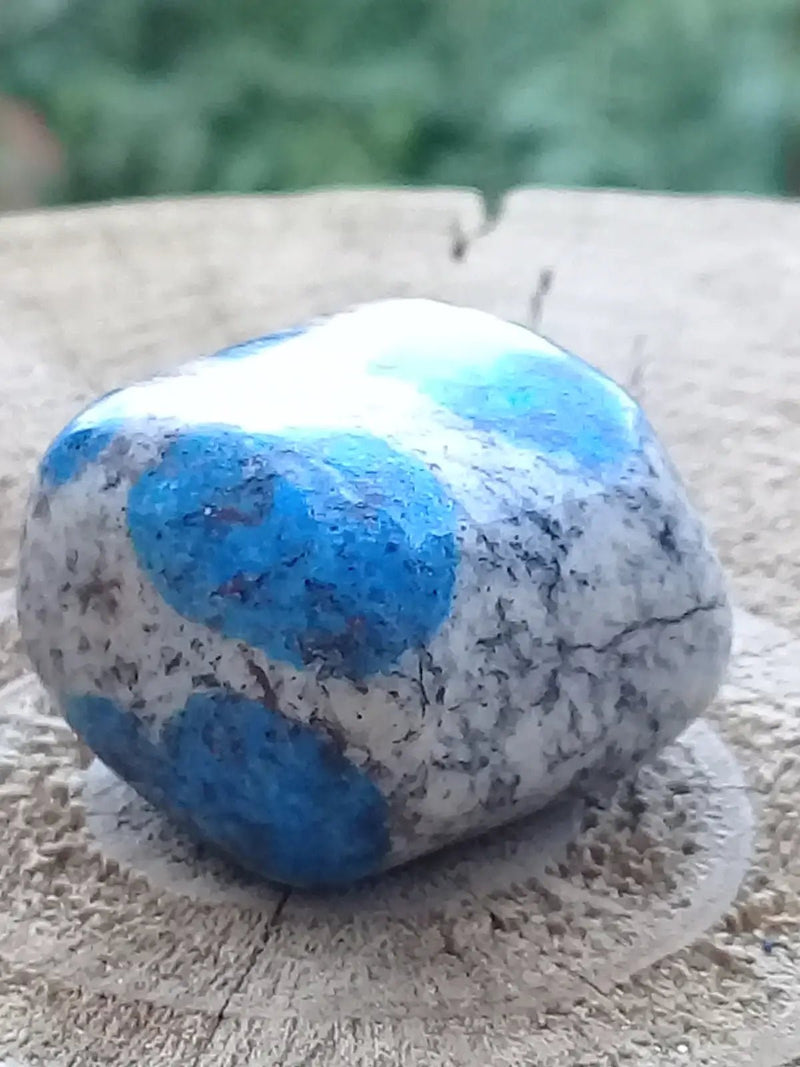 Load image into Gallery viewer, K-2 ’Ketonite’ (Azurite/ Malachite/ Granit/ Biotite) pierre roulée Grade A++++ Très rare K-2 ’Kétonite’ pierre roulée
