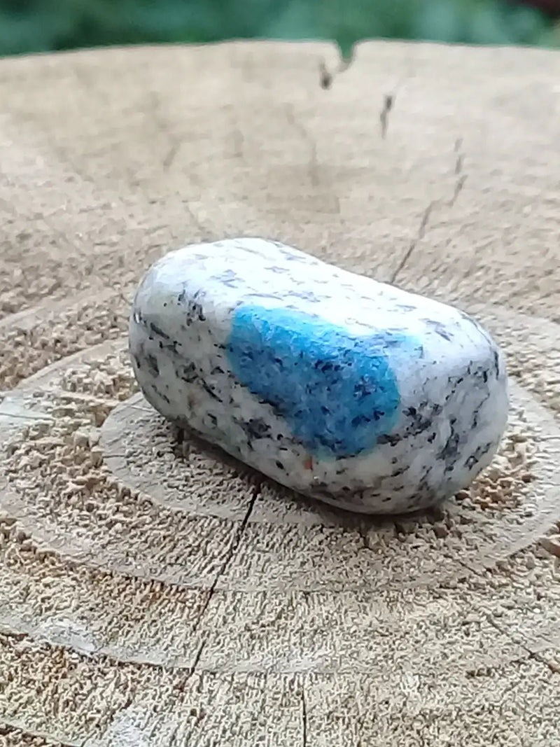 Load image into Gallery viewer, K-2 ’Ketonite’ (Azurite/ Malachite/ Granit/ Biotite) pierre roulée Grade A++++ Très rare K-2 ’Kétonite’ pierre roulée
