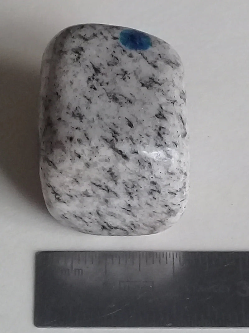 Chargez l&#39;image dans la visionneuse de la galerie, K-2 ’Ketonite’ (Azurite/ Malachite/ Granit/ Biotite) pierre roulée Grade A++++ Très rare K-2 &quot;Kétonite&quot; pierre roulée Dans la besace du p&#39;tit Poucet   
