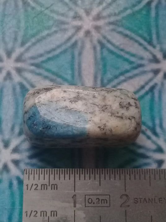 K-2 ’Ketonite’ (Azurite/ Malachite/ Granit/ Biotite) pierre roulée Grade A++++ Très rare K-2 "Kétonite" pierre roulée Dans la besace du p'tit Poucet   