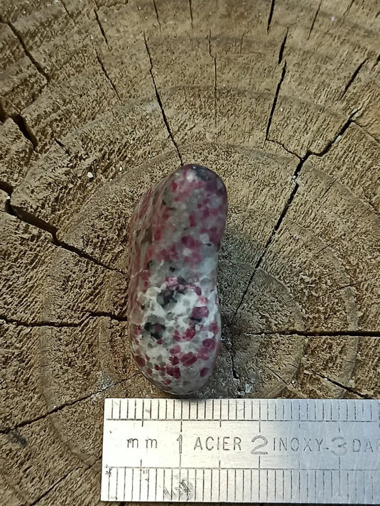 Kakortokite du Groënland pierre roulée Grade A++++ ’Très rare’ Kakortokite