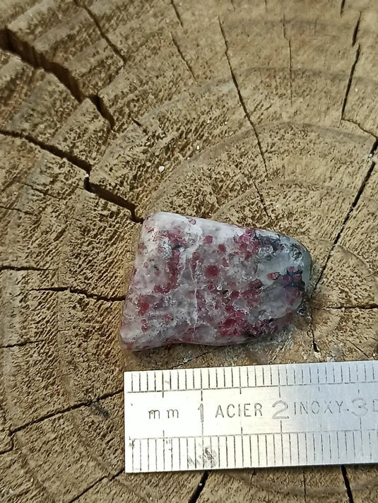 Kakortokite du Groënland pierre roulée Grade A++++ ’Très rare’ Kakortokite