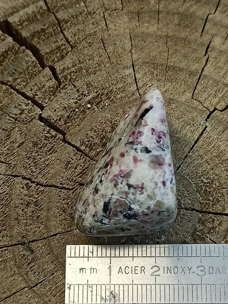 Chargez l'image dans la visionneuse de la galerie, Kakortokite du Groënland pierre roulée Grade A++++ ’Très rare’ Kakortokite
