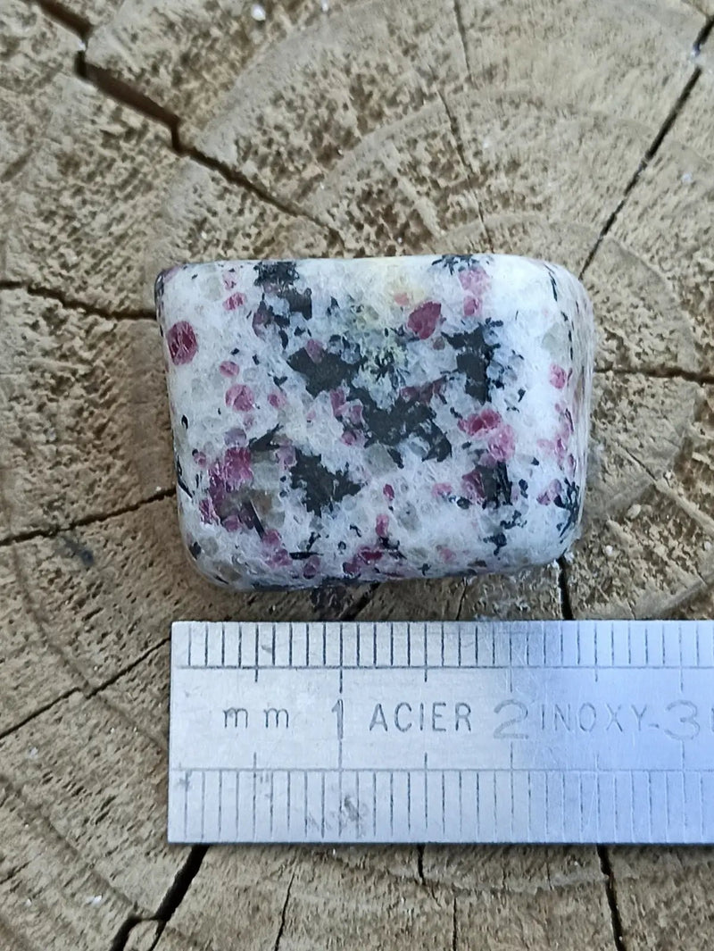 Load image into Gallery viewer, Kakortokite du Groënland pierre roulée Grade A++++ ’Très rare’ Kakortokite
